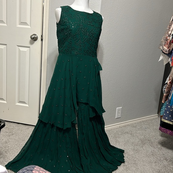 Kurta kameez sleeveless top. Emerald Green 2 piece thread embroidery. Sharara S - Picture 5 of 17